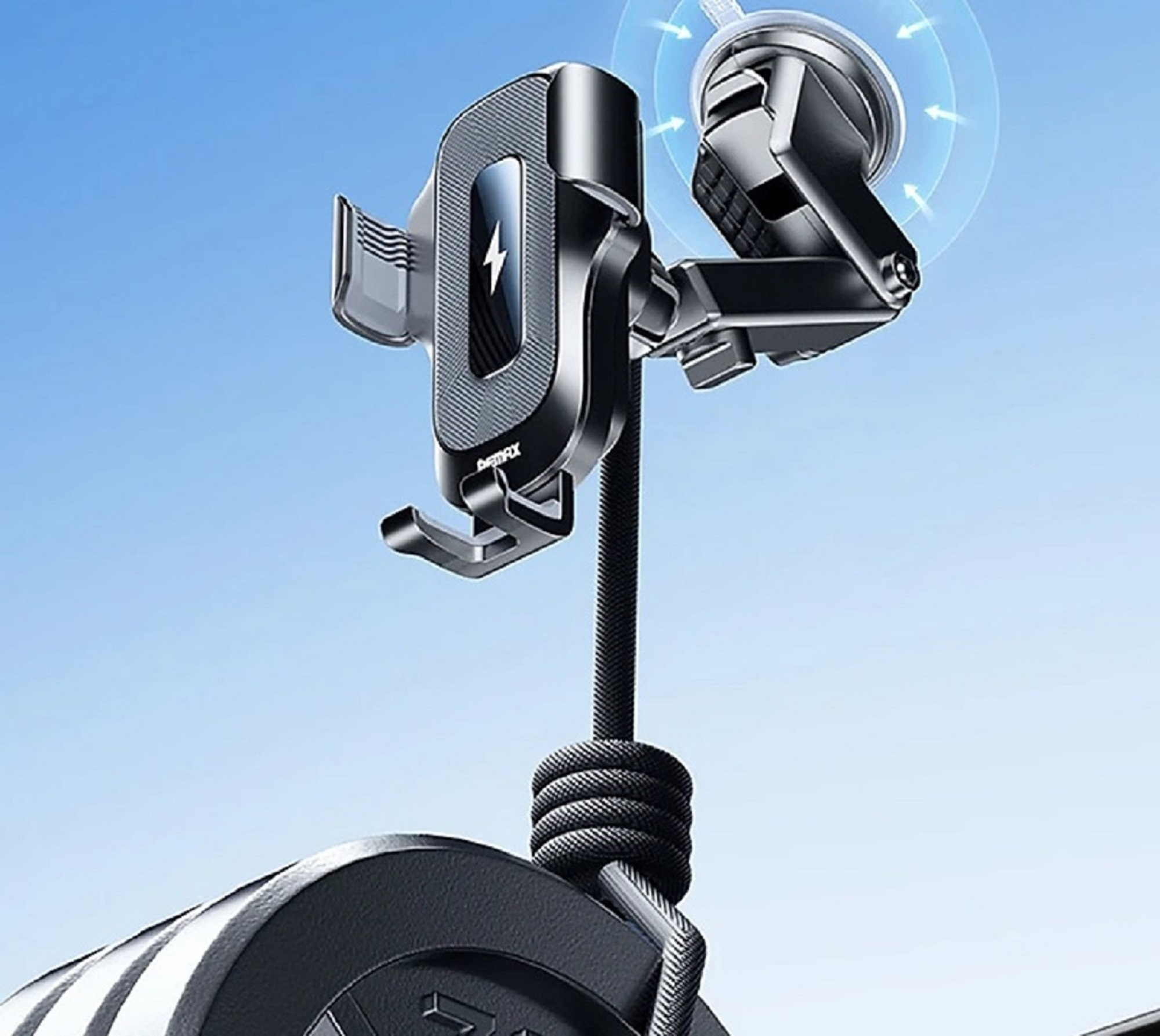 KFZ-Telefonhalter mit Ladekabel und Saugnapfhalterung am blauen Himmel.