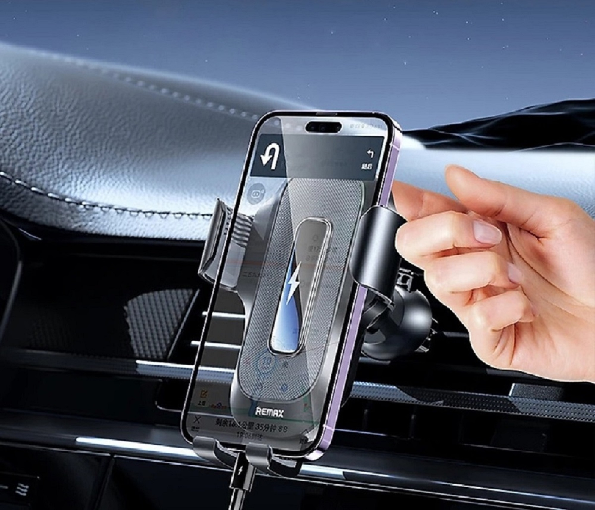 Ein Telefon in einer Autohalterung, mit einem Kabel verbunden. Eine Hand hält das Telefon und zeigt den Bildschirm.
