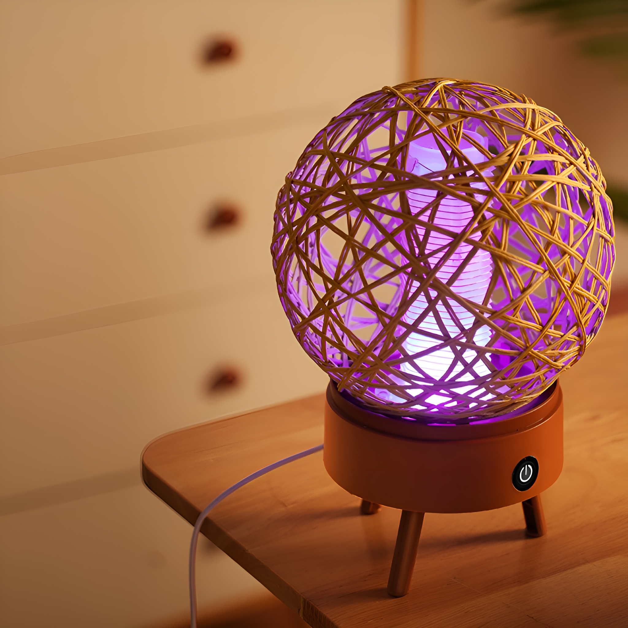 Runde Lampe mit gewebtem Design, lila beleuchtet, steht auf einem Holztisch.