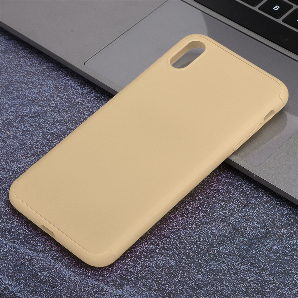 Beige Handyhülle auf einem Laptop, mit dunkler, strukturierter Oberfläche.