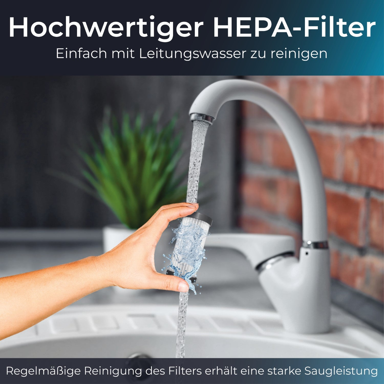 Eine Hand, die einen HEPA-Filter unter einem Wasserhahn reinigt, mit Text über Reinigung und Filterqualität.