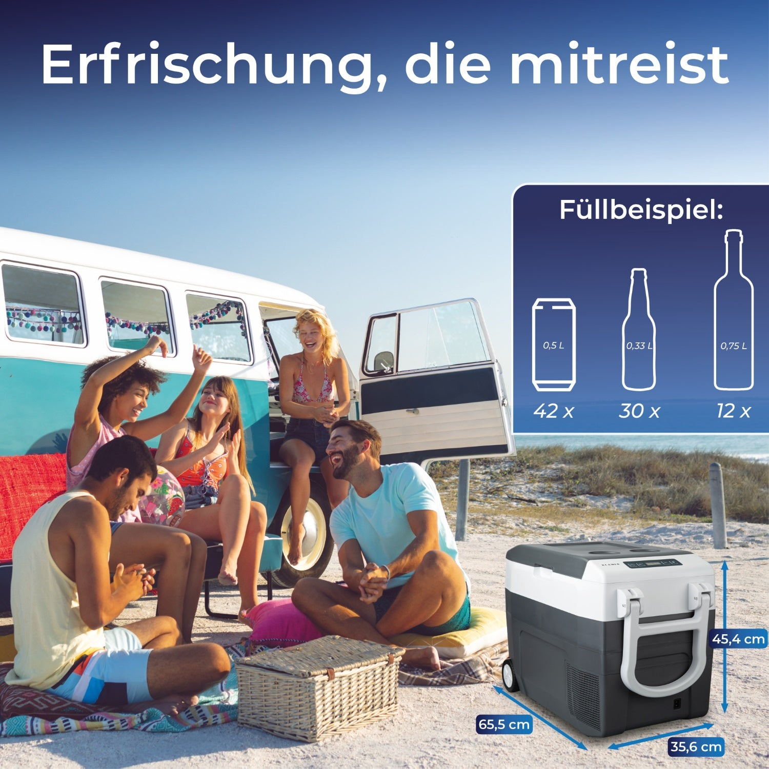 Eine Gruppe von Menschen genießt ein Picknick mit einer Kühlbox. Ein alter Van steht am Strand.