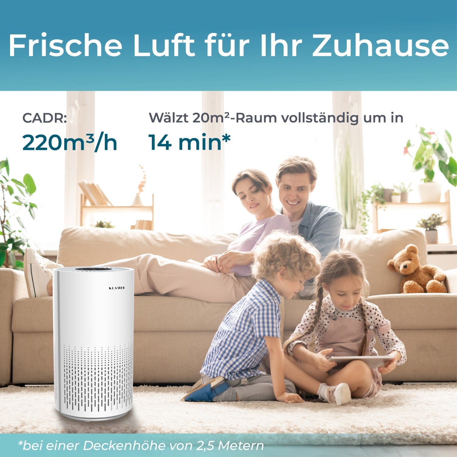 Familie im Wohnzimmer mit Luftreiniger, Text-Overlay oben.
