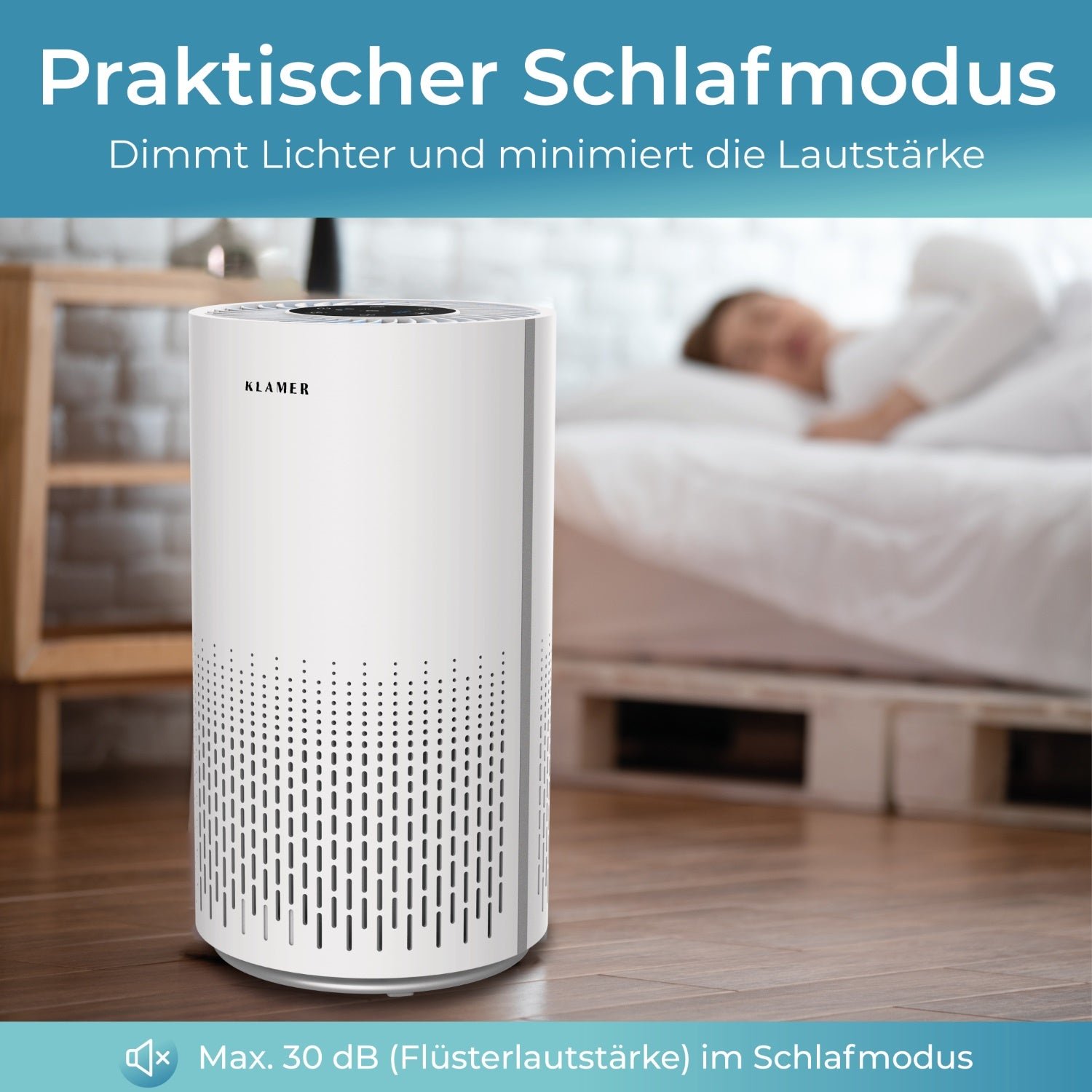 Ein Luftreiniger mit Text auf Deutsch. Er ist weiß mit dunklem Boden und eine Person im Bett.