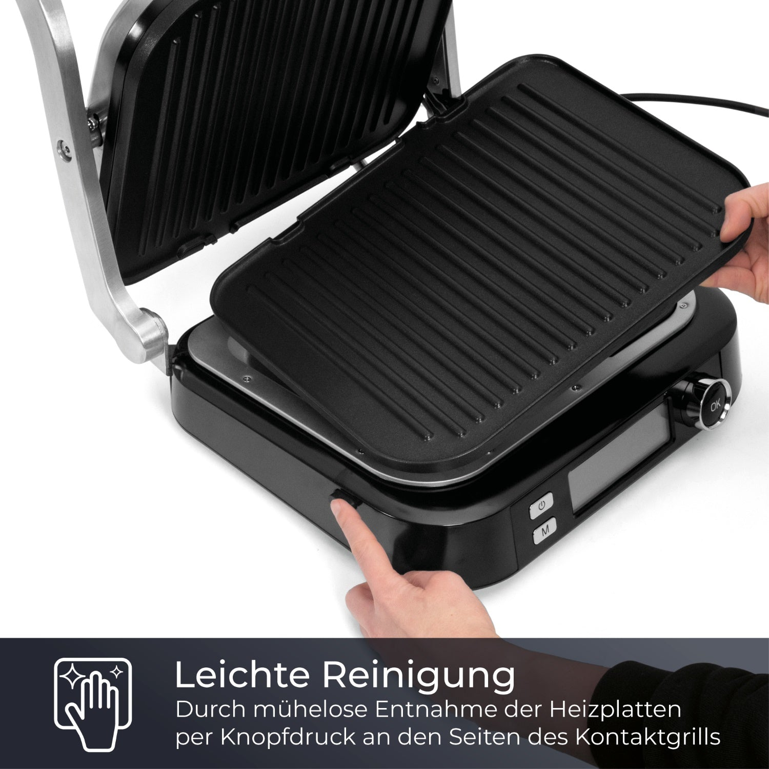 Schwarzer Grill mit offenem Deckel und einer Hand, die einen Knopf drückt, weißer Hintergrund.