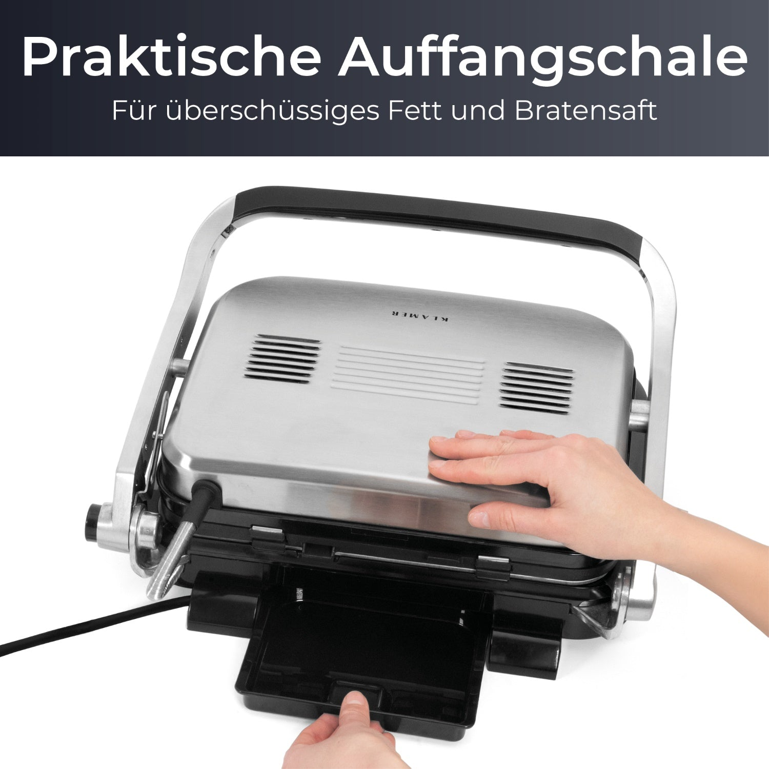 Silberner und schwarzer Grill. Eine Hand zieht die schwarze Ablage heraus. Der Grill ist offen.