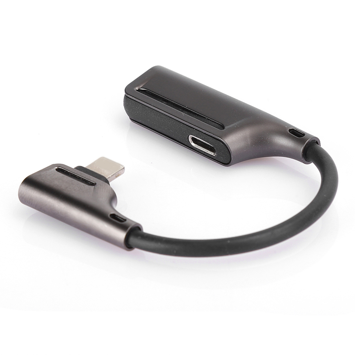 Schwarzer Adapter mit USB-C-Anschluss und Lightning-Anschluss auf weißem Untergrund.