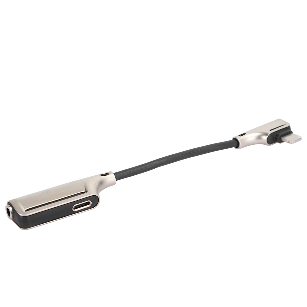Ein silbernes Audio-Adapterkabel mit schwarzem Kabel auf weißem Hintergrund.