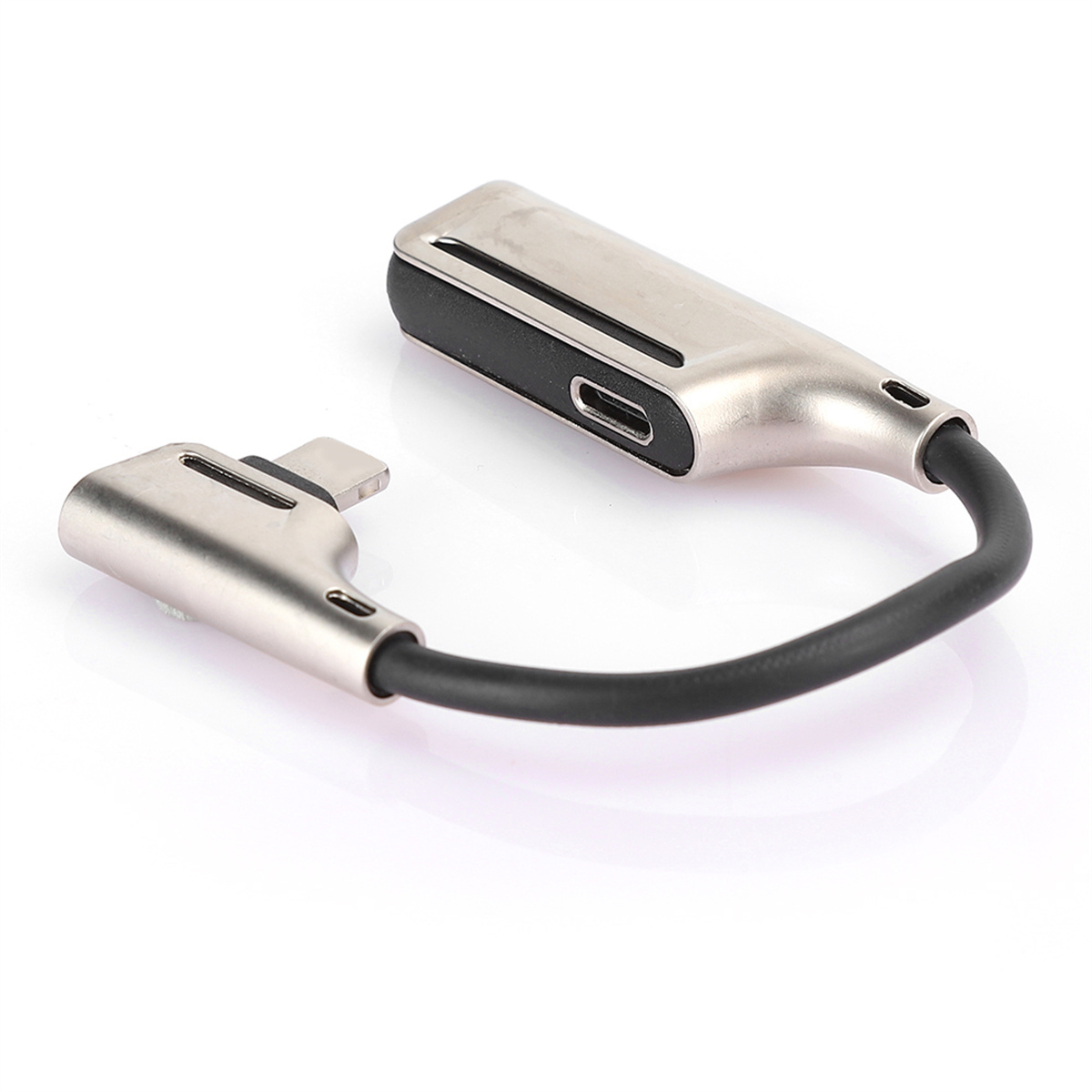 Silberner USB-C-zu-USB-Adapter mit schwarzem Kabel. Ein Ende ist USB-C, das andere USB.