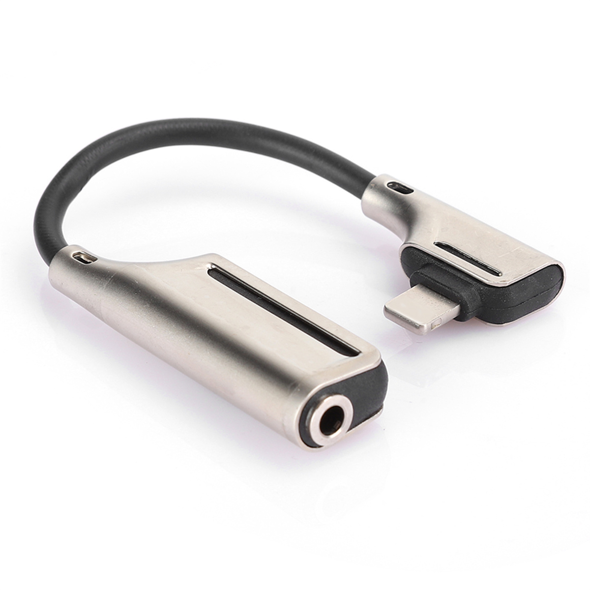 Silbernes und schwarzes Adapterkabel. Es hat einen USB-C-Stecker und eine 3,5-mm-Buchse.