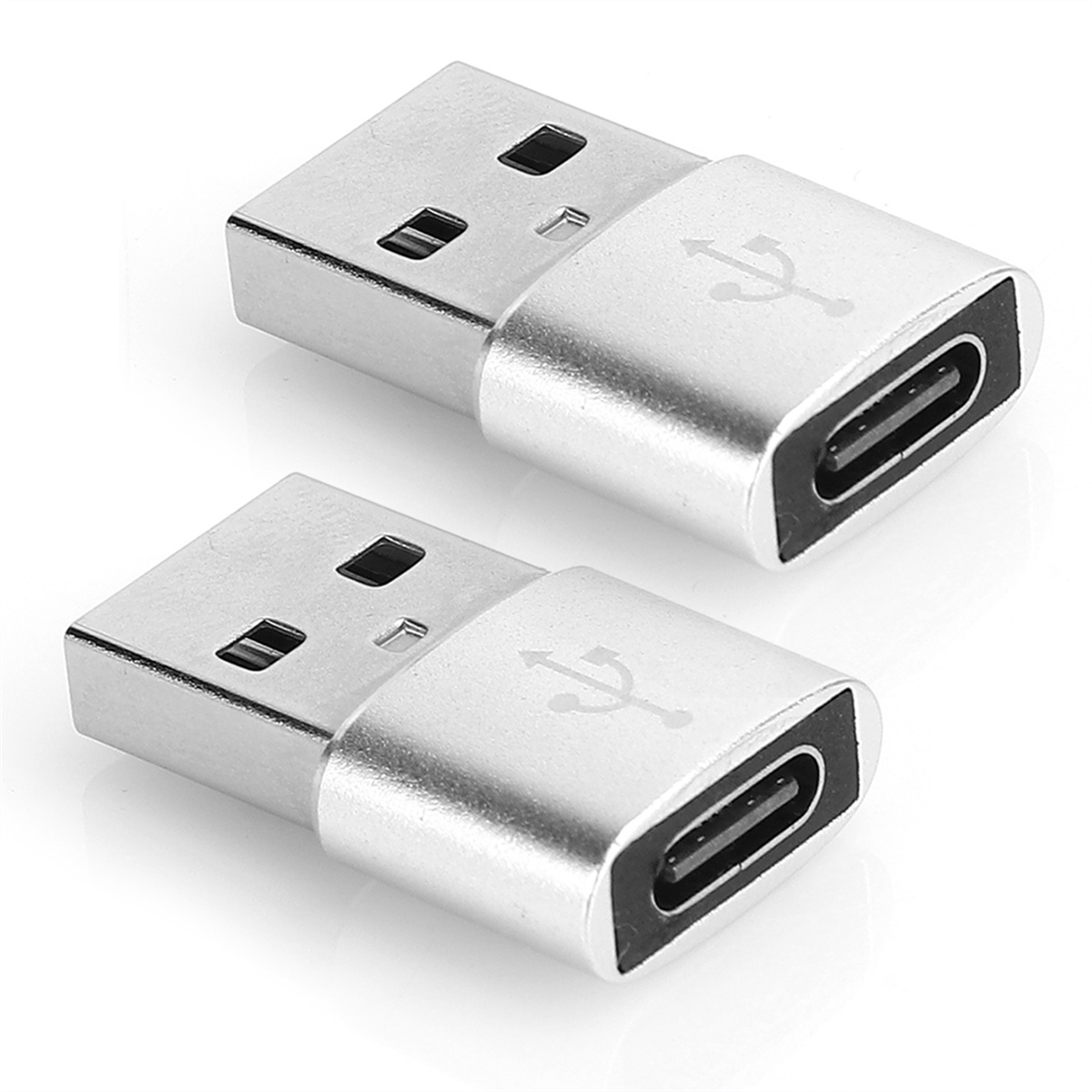 Zwei silberne USB-C-Adapter auf einer weißen Oberfläche.