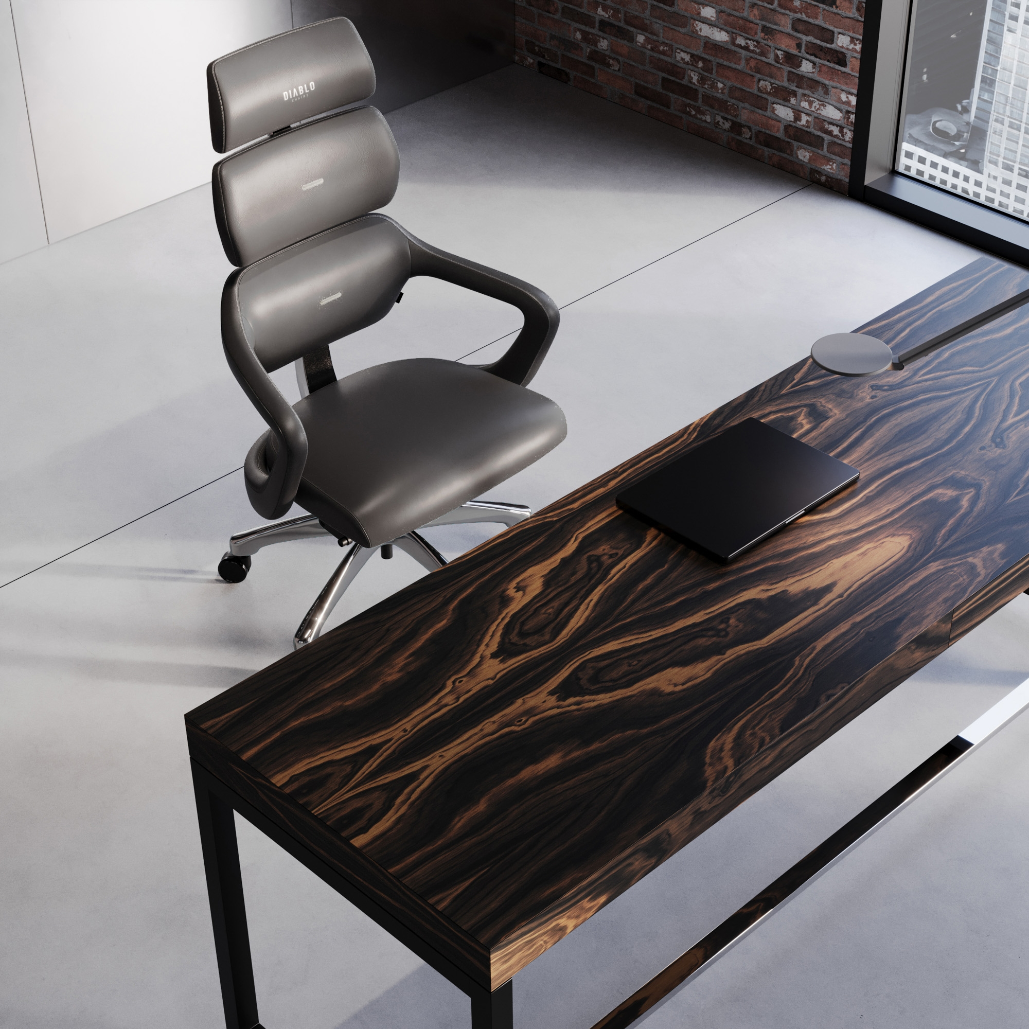 Ein Büro mit einem Holztisch, einem schwarzen Laptop und einem grauen Lederstuhl mit Kopfstütze.