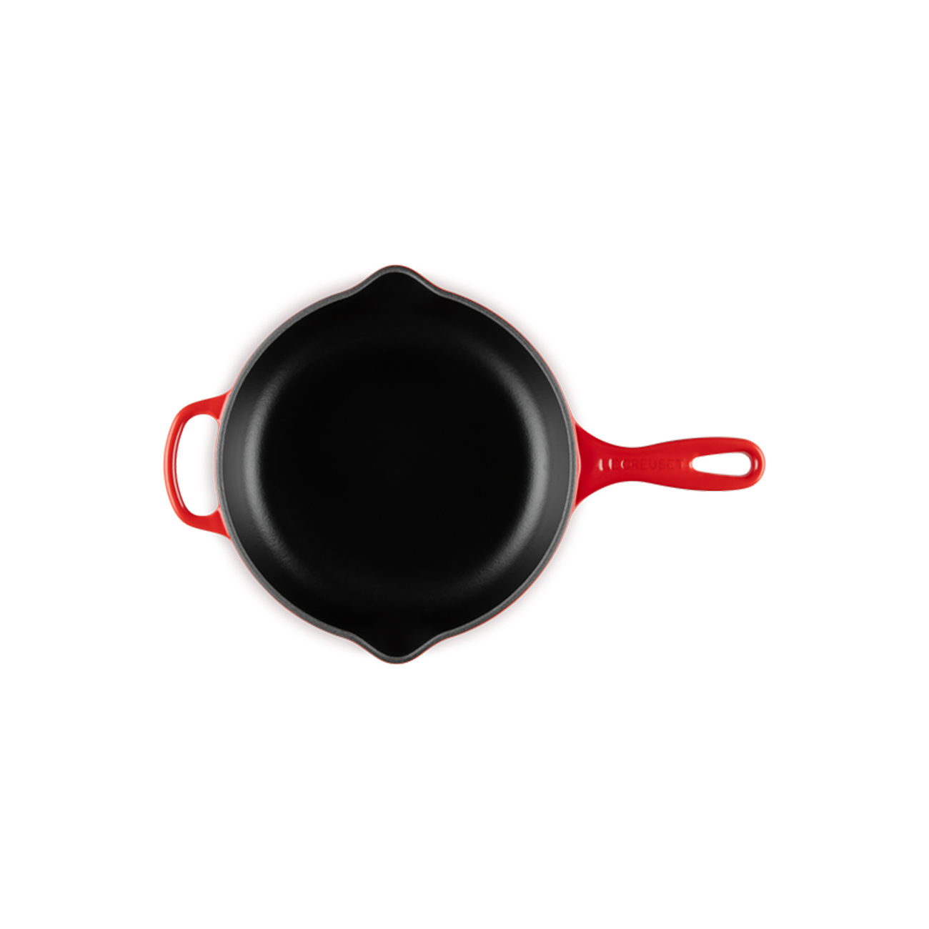Czerwona patelnia, widok z góry, na białym tle. Czarne wnętrze, czerwony uchwyt. Dwa uchwyty.