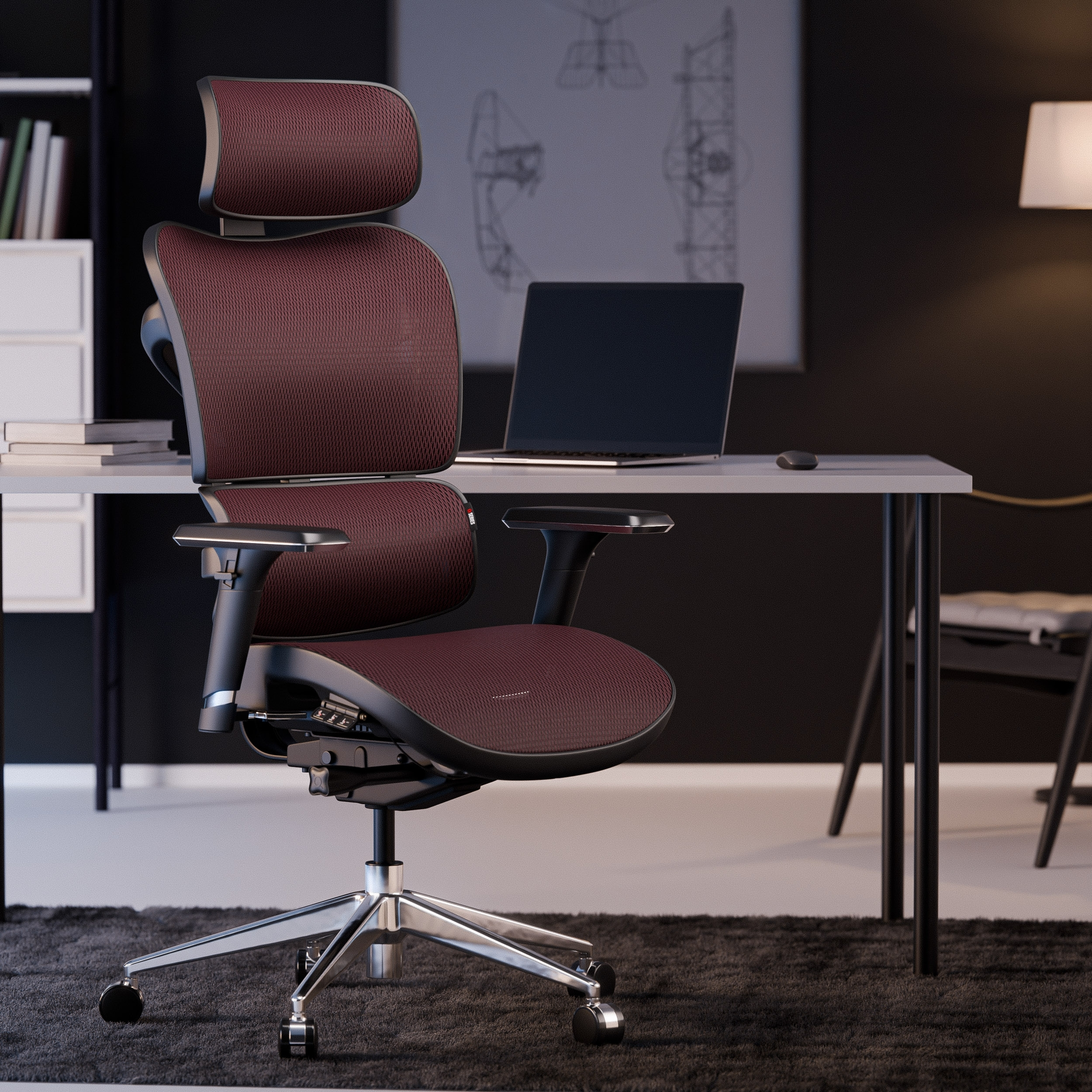 Bordowy fotel biurowy z zagłówkiem, biurko, laptop i lampa w ciemnym pokoju.