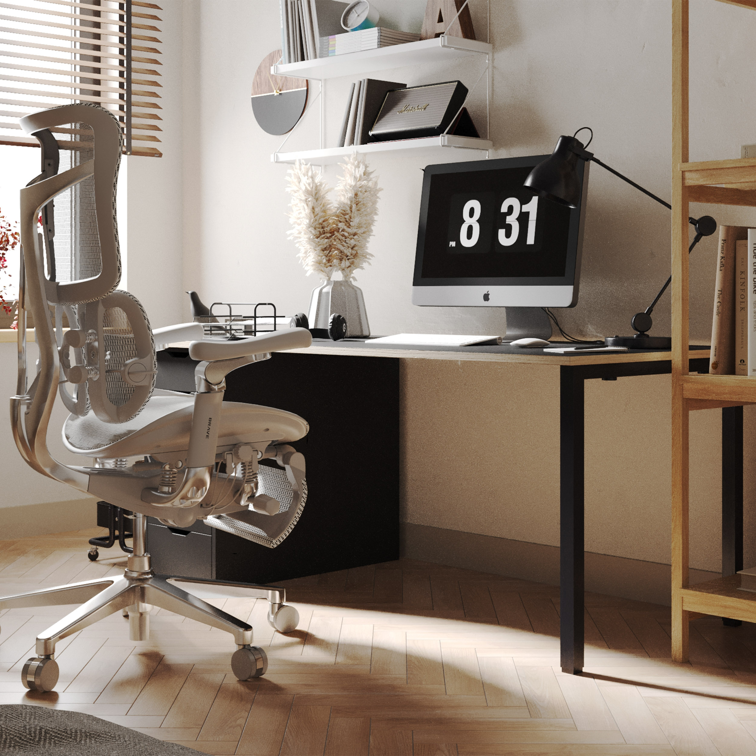 Ein moderner Bürotisch mit Computer, Stuhl und Regalen. Holz und helle Farben.