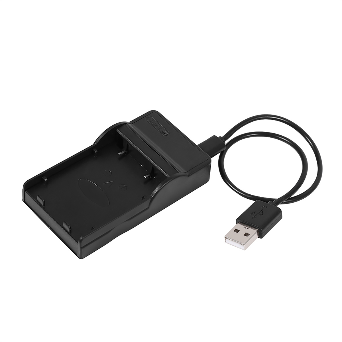 Ein schwarzes USB-Ladegerät mit Kabel und USB-Anschluss, isoliert auf weißem Hintergrund.