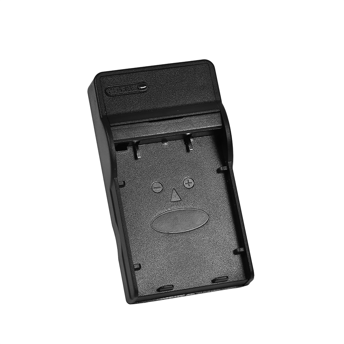 Schwarzes Kamerabatterieladegerät. Es hat Steckplätze für Batterien und steht auf weißem Untergrund.
