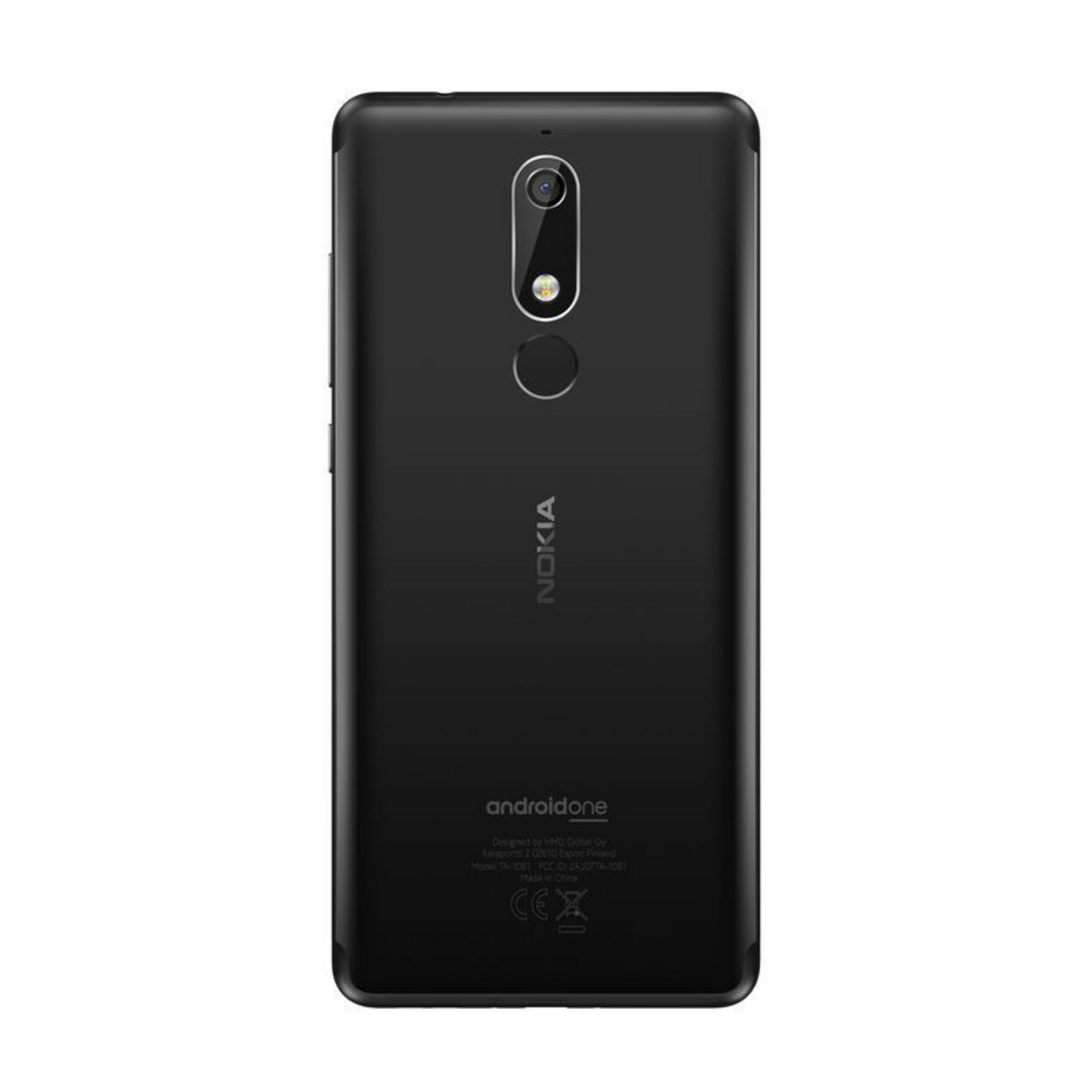 Schwarzes Nokia Android One Telefon. Rückseite des Telefons, mit Kamera und Logo.