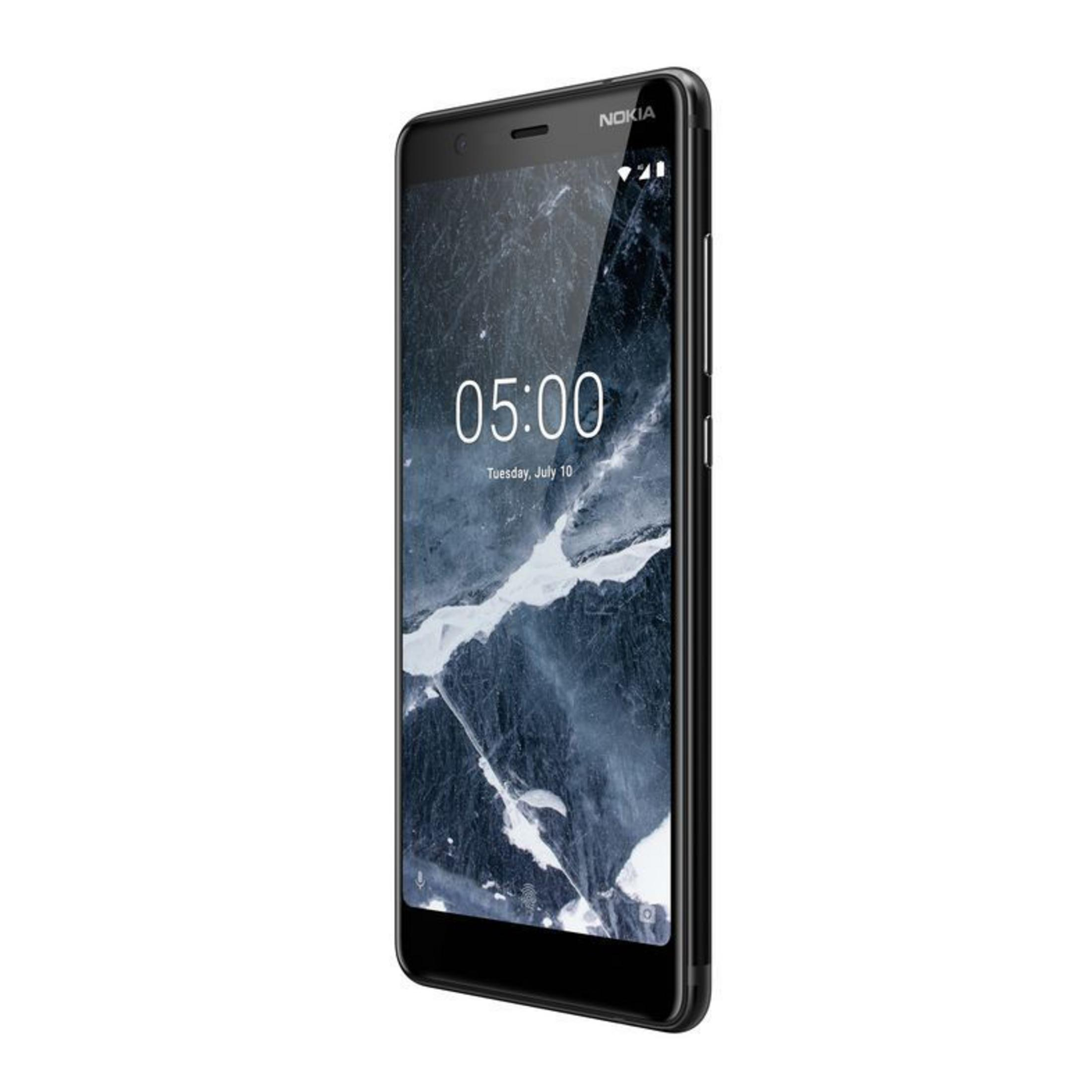 Schwarzes Nokia-Telefon auf weiss. Uhrzeit 05:00 auf dem Bildschirm. Verschwommenes Bild.