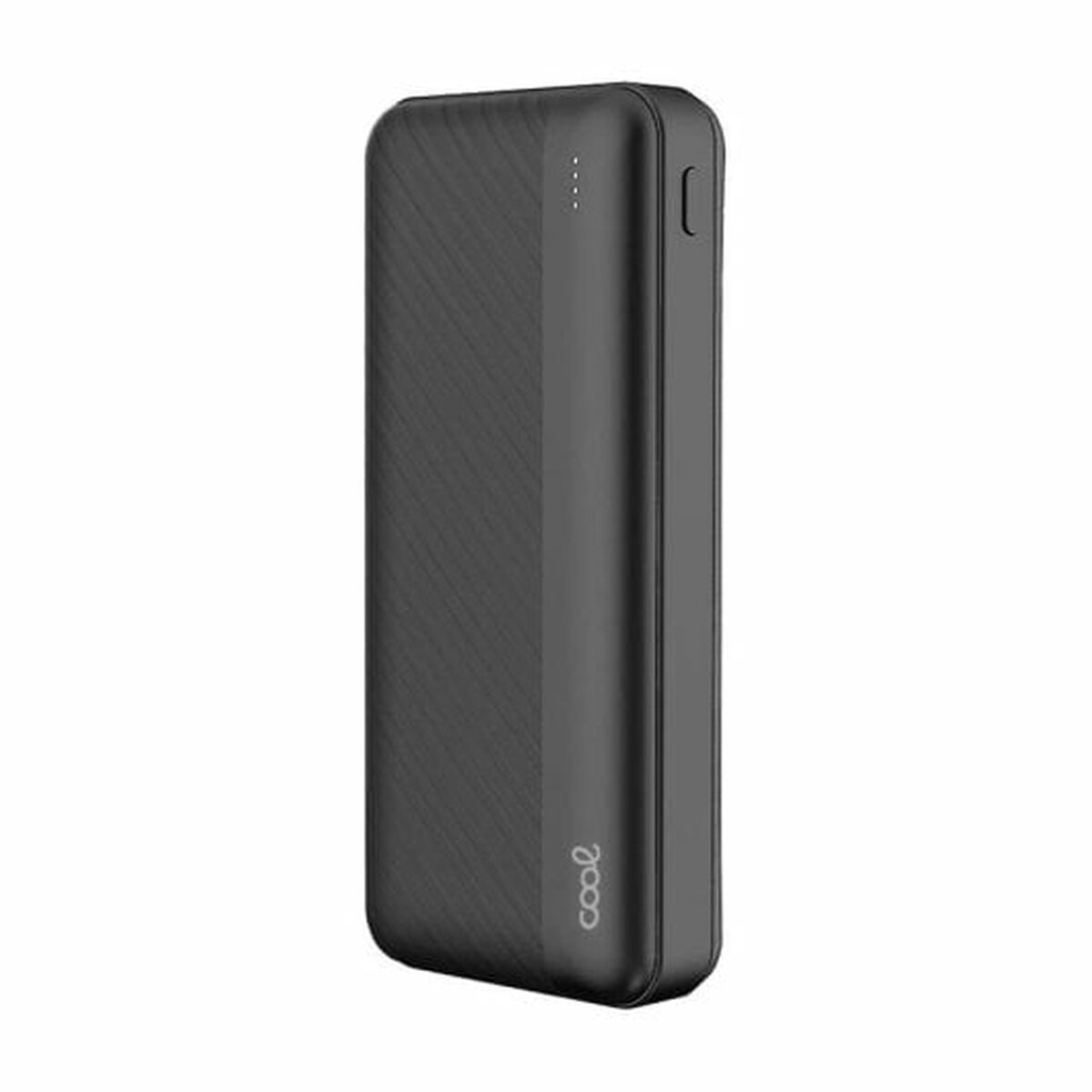 Eine schwarze Powerbank mit strukturierter Oberfläche und einem kleinen Logo auf weißem Hintergrund.