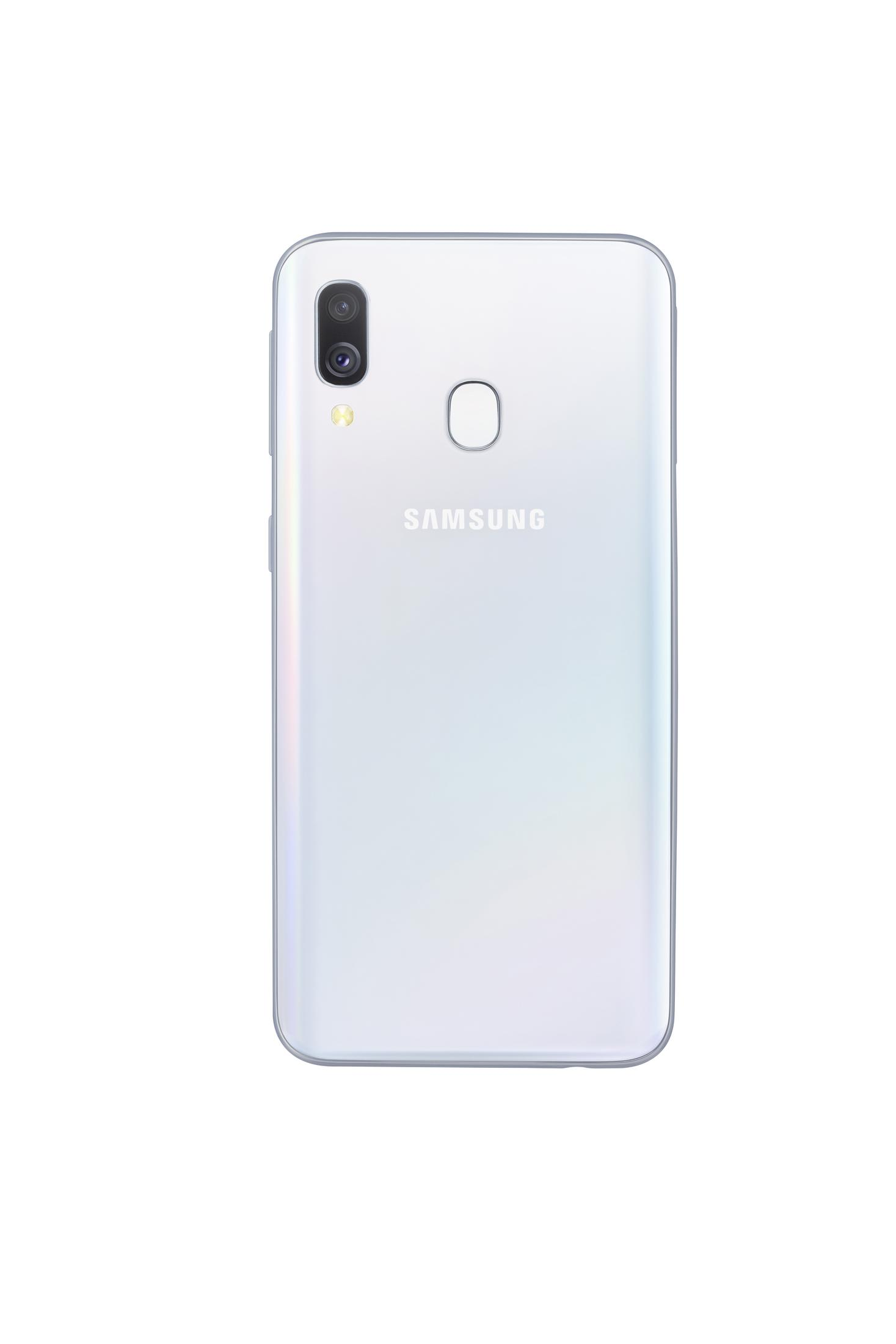 Biały telefon z potrójnym aparatem i logo Samsung z tyłu. Izolowany na białym tle.