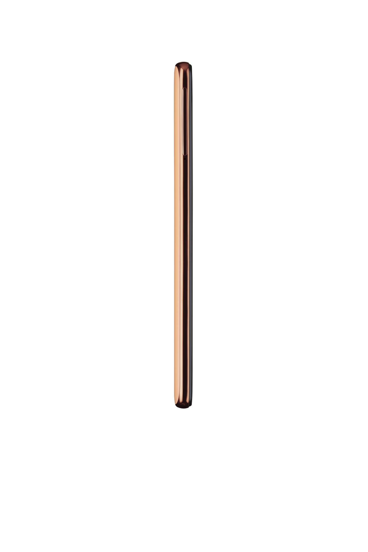 Seitenansicht eines roségoldfarbenen Telefons auf weißem Hintergrund.