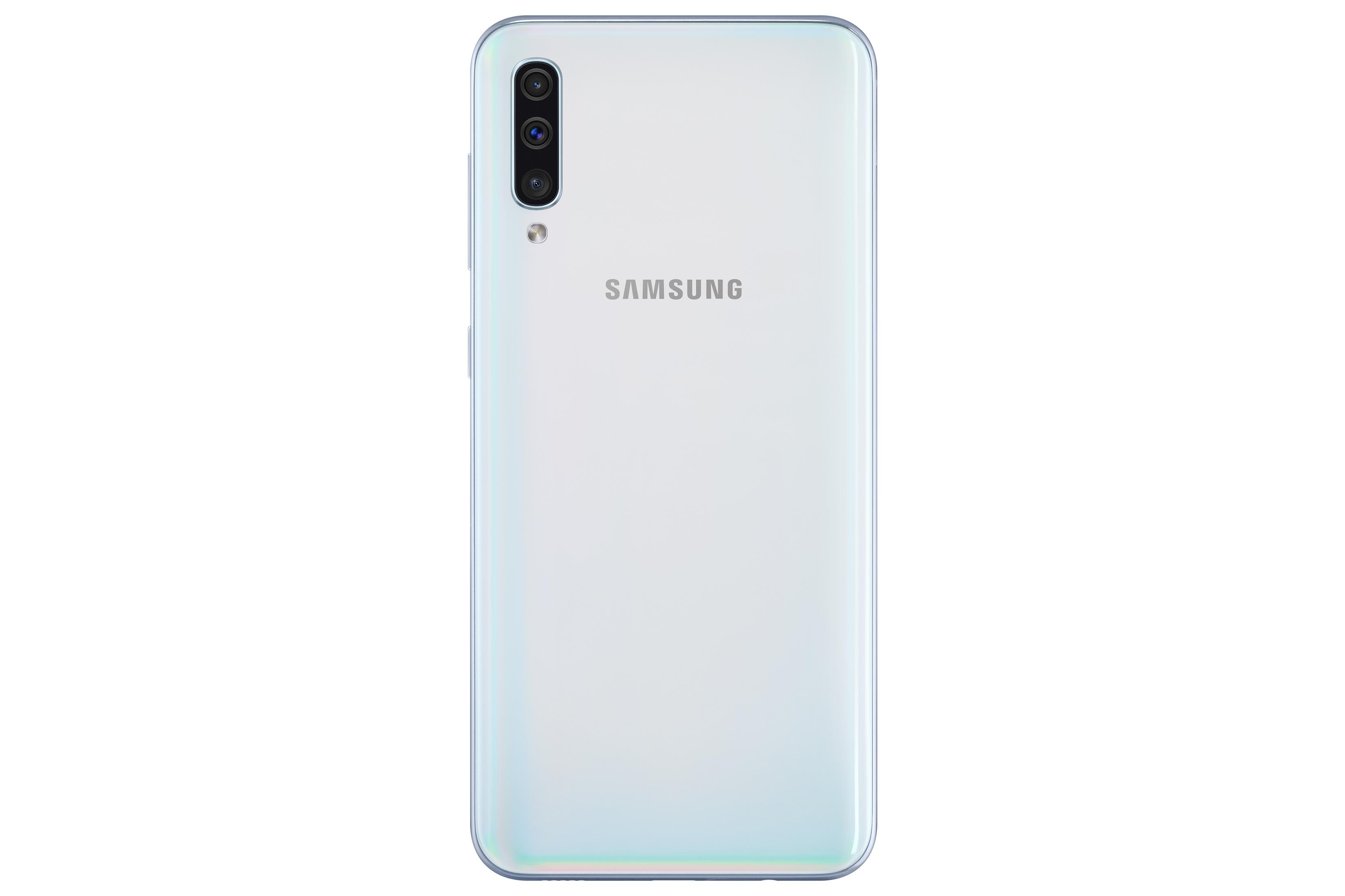 Rückseite eines weißen Smartphones mit Dreifachkamera und SAMSUNG-Logo. Sauber, gut beleuchtet.