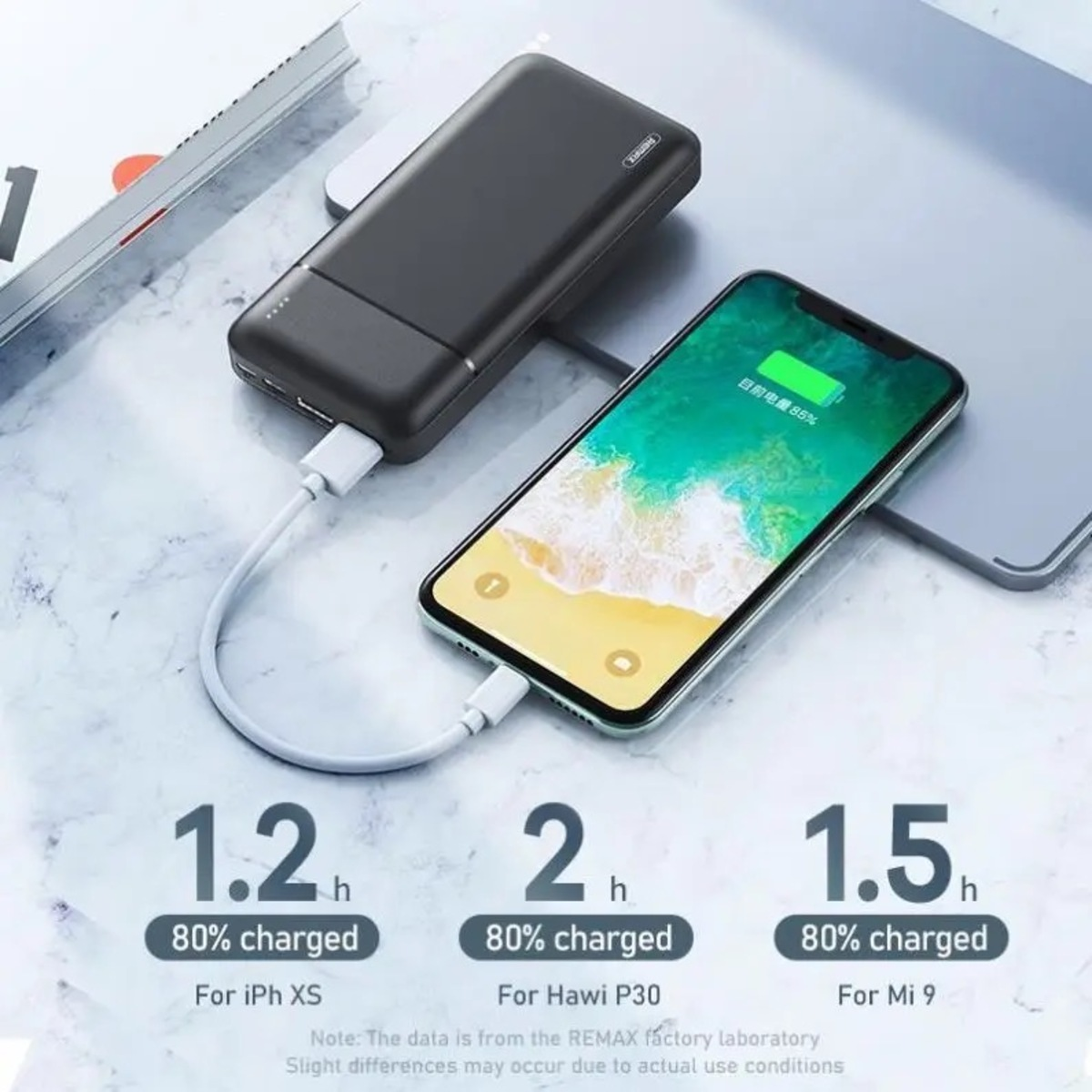 Schwarze Powerbank lädt ein Telefon auf. Telefon zeigt Ladestatus, Zeit.