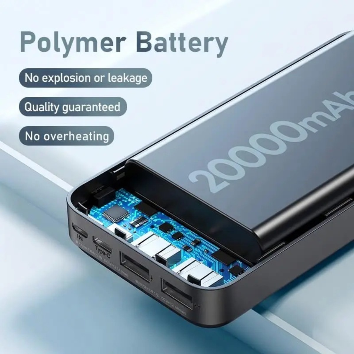 Schwarze Powerbank mit offenem Fach, das interne Komponenten zeigt, beschriftet mit „20000mAh“.