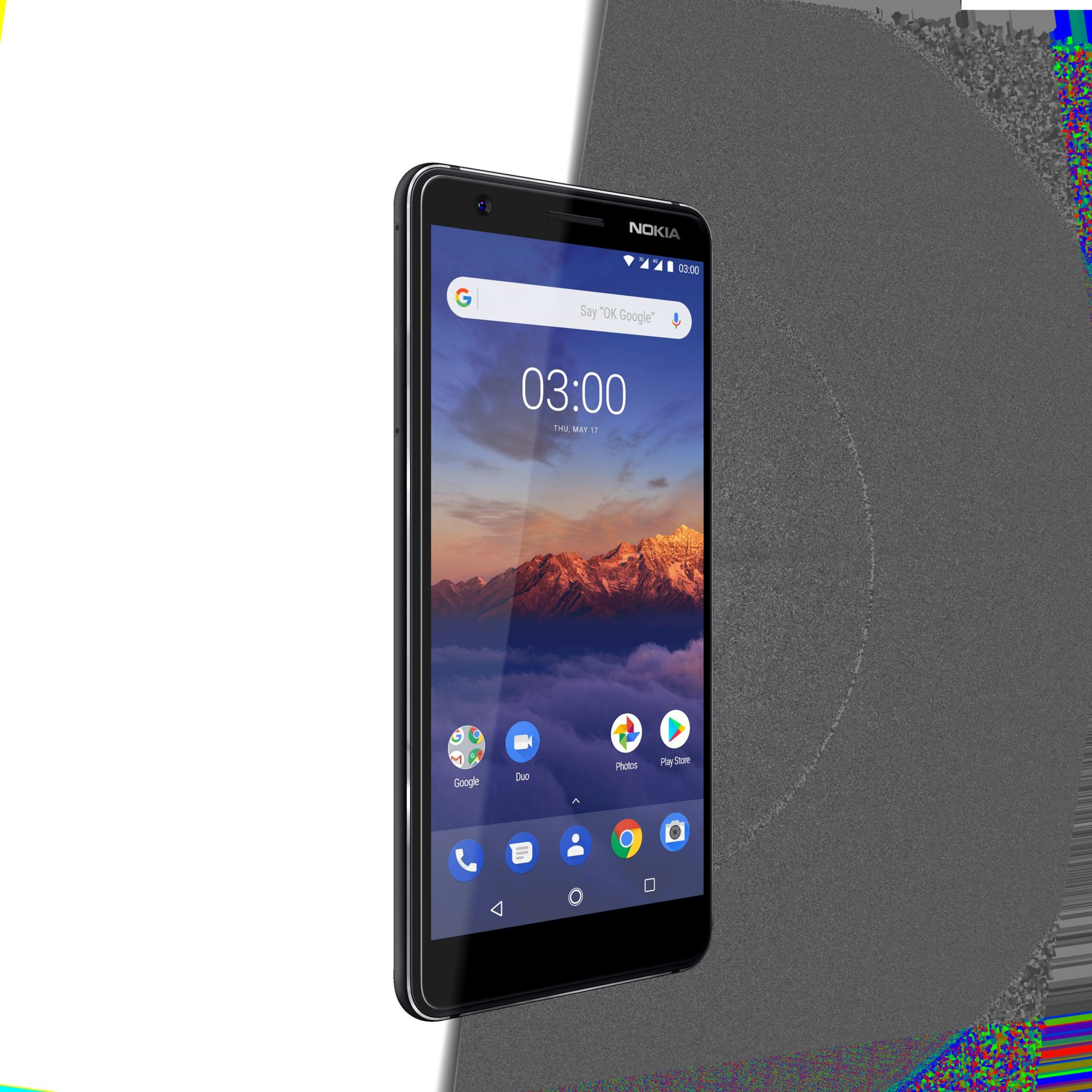 Ein schwarzes Nokia-Smartphone, das den Startbildschirm mit Uhrzeit und Symbolen vor weißem Hintergrund zeigt.