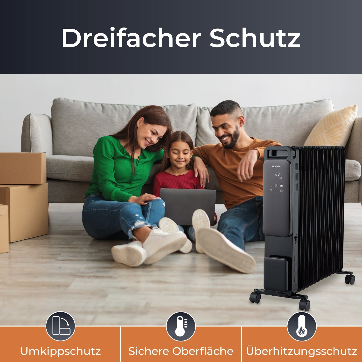 Familie sitzt vor einem Elektroheizgerät. Kartons sind im Hintergrund.
