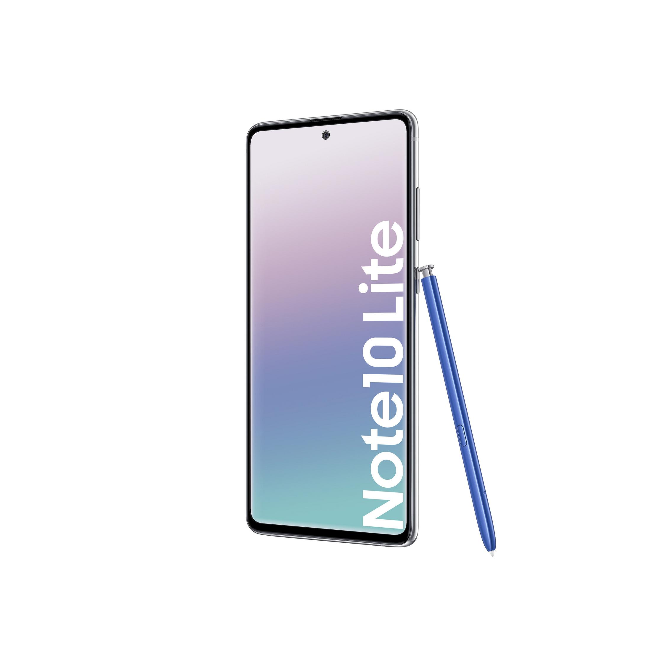 Ein blaues Smartphone mit Stift. Der Bildschirm zeigt die Worte Note10 Lite. Der Hintergrund ist weiß.