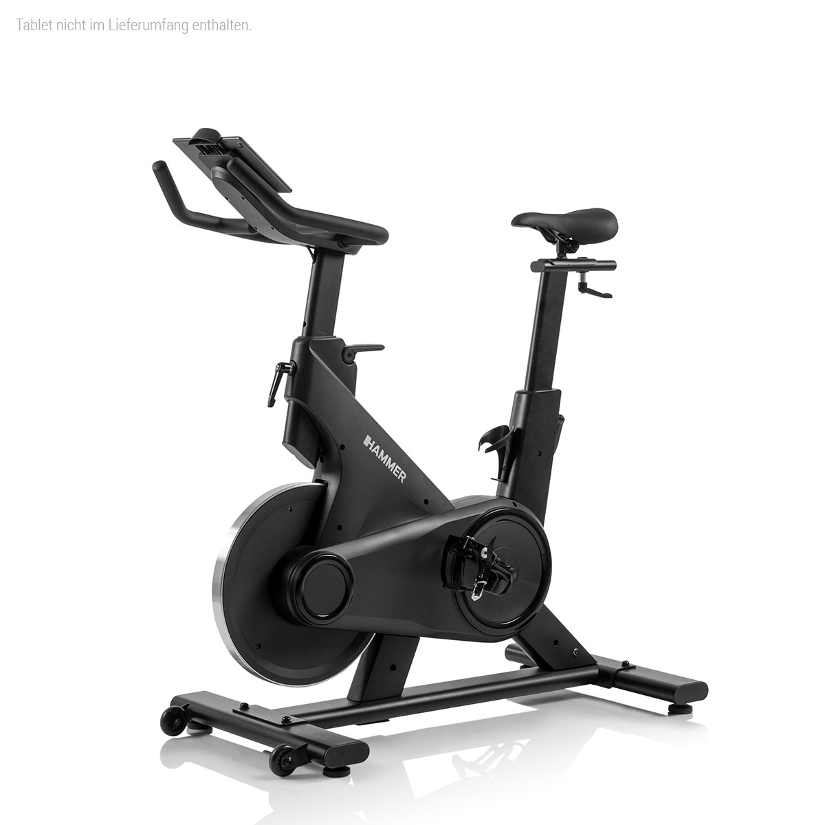 Un vélo d'exercice stationnaire noir sur fond blanc, avec une selle et des poignées. C'est un appareil de fitness.