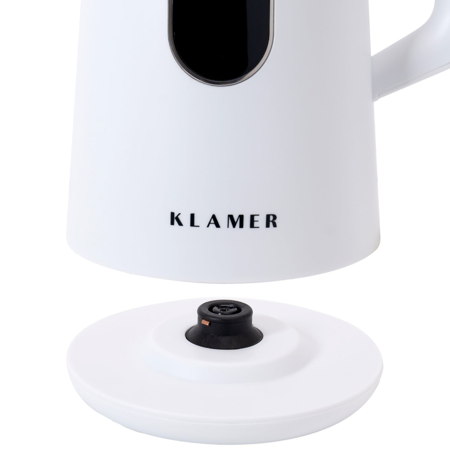 Ein weißer Wasserkocher wird gezeigt, mit abgetrennter Basis. Der Markenname KLAMER steht auf dem Wasserkocher.