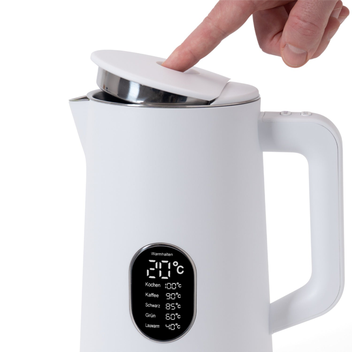 Weißer Wasserkocher mit Digitalanzeige. Hand drückt den Deckel. Weißer Hintergrund.