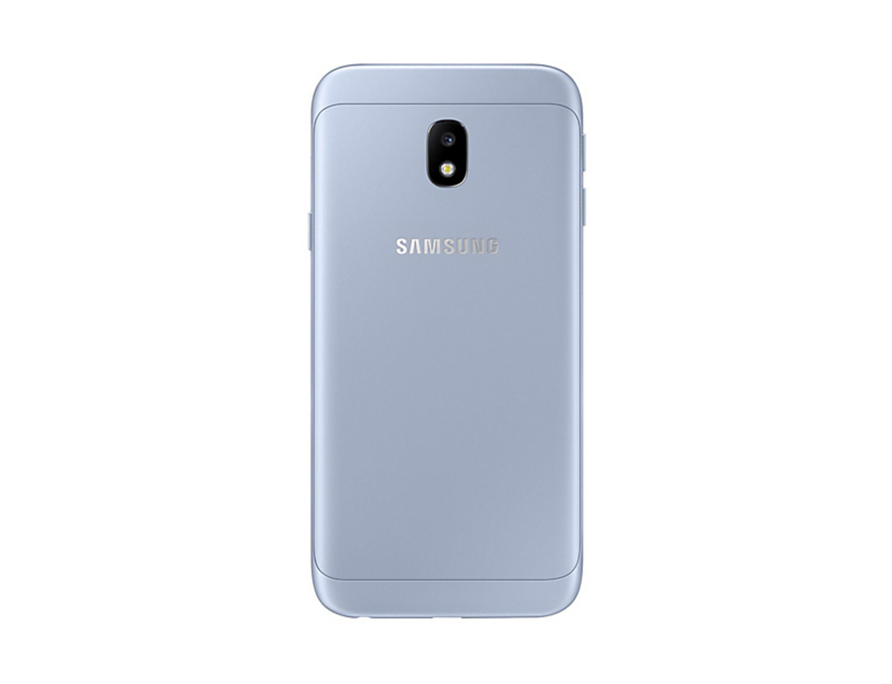 Die Rückseite eines hellblauen Samsung-Telefons mit Kamera und Samsung-Logo, freigestellt.