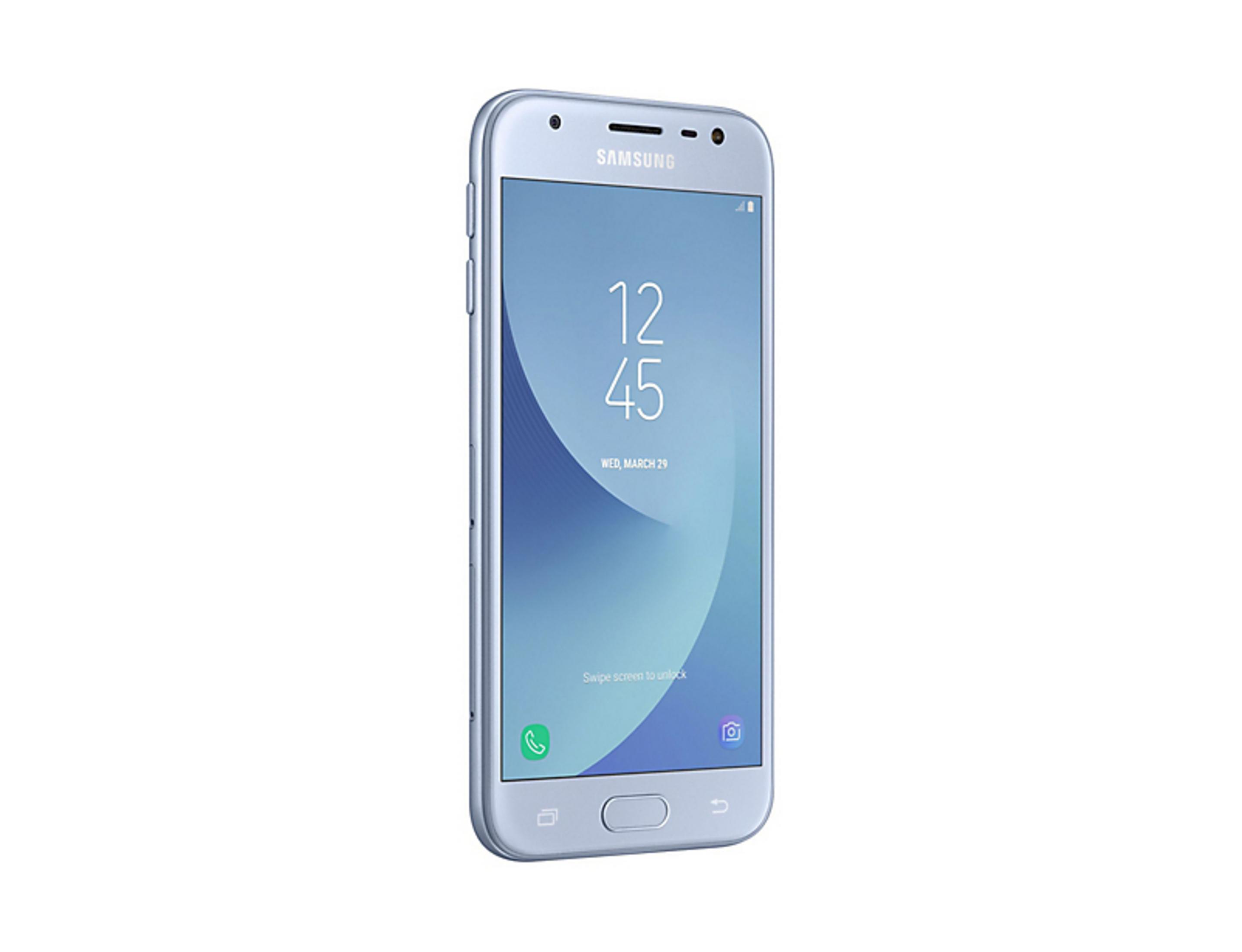 Hellblaues Smartphone mit Zeitanzeige auf dem Bildschirm auf weißem Hintergrund.