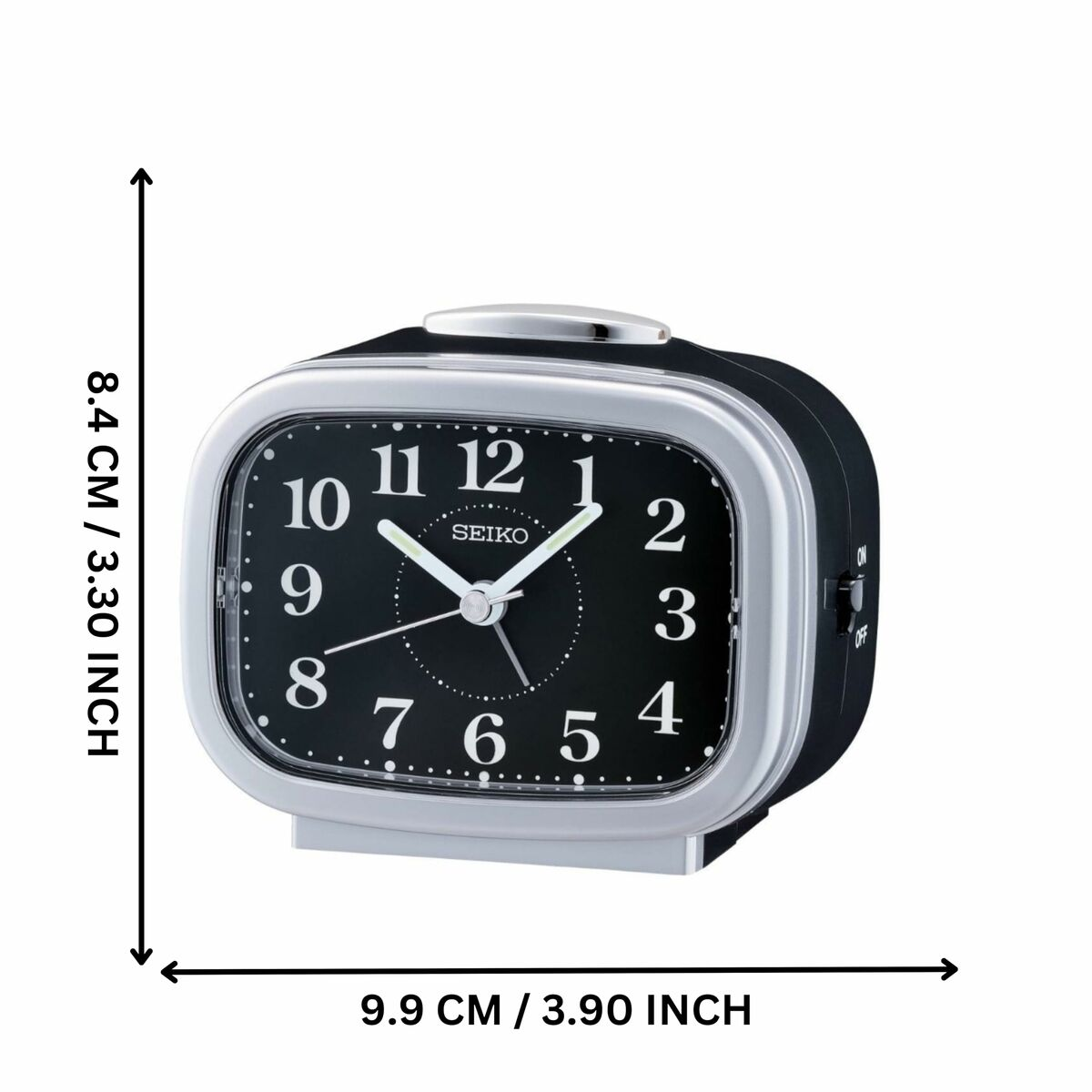 Schwarzer Seiko-Wecker mit schwarzem Zifferblatt, weißen Zahlen und silberner Umrandung. Abmessungen sind angegeben.
