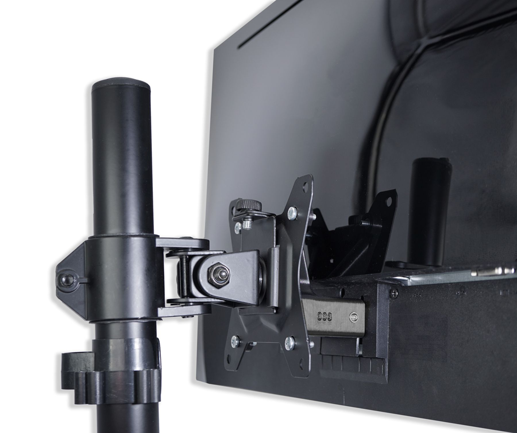 Schwarzer Monitorarm an einem Monitor befestigt. Der Arm ist auf weißem Hintergrund montiert.