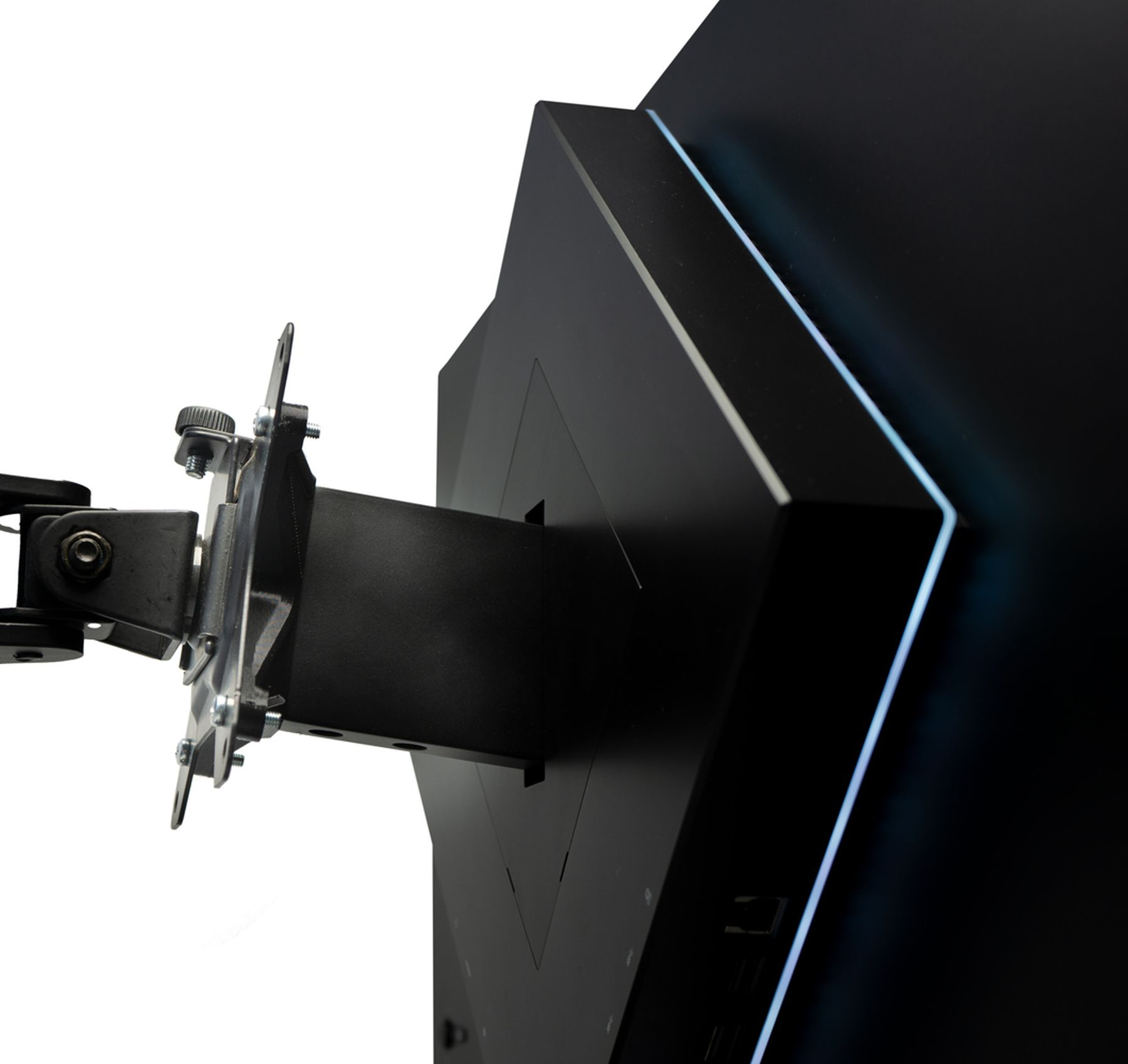 Seitenansicht eines Monitors, der an einem schwarzen Arm befestigt ist. Rückwand und Halterung.