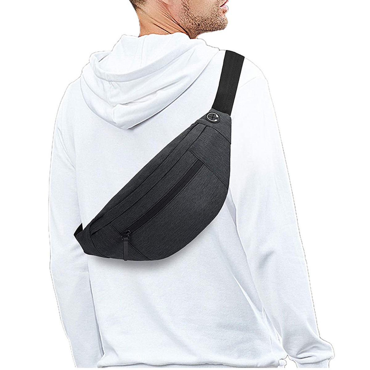 Ein Mann mit weißem Kapuzenpullover und schwarzer Bauchtasche über dem Körper.
