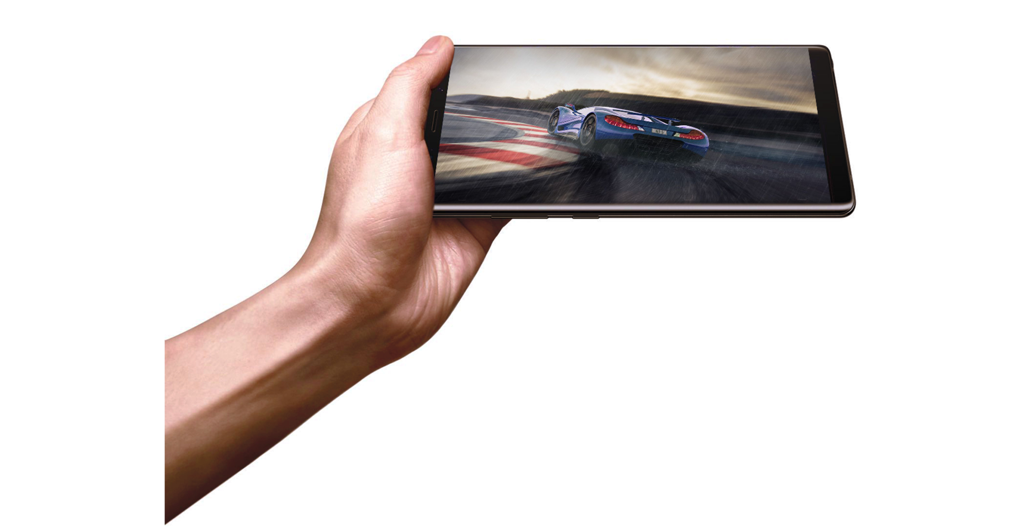Eine Hand, die ein Telefon hält, das ein Rennauto auf einer Rennstrecke zeigt, mit weißem Hintergrund.