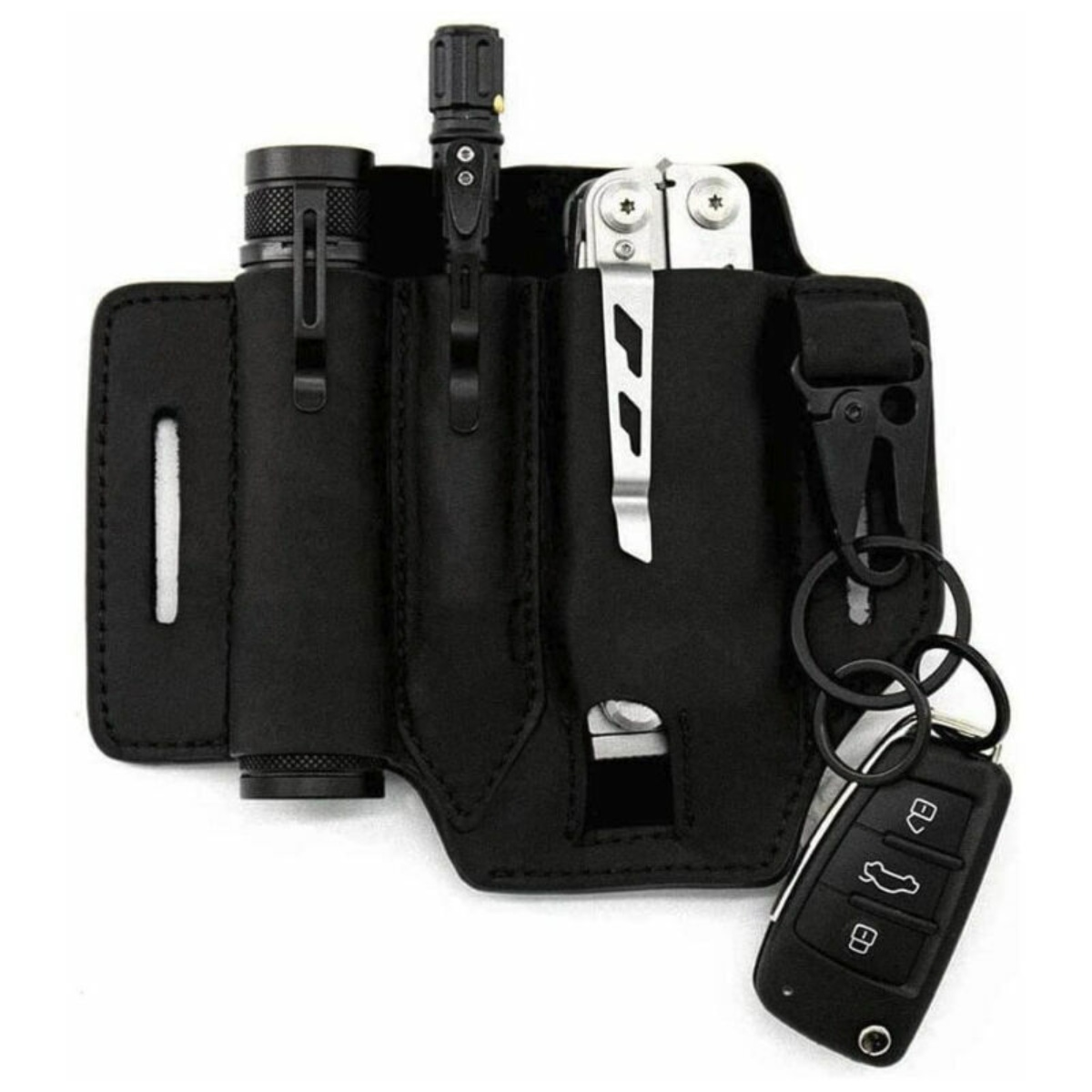 Schwarze Gürteltasche aus Leder mit Taschenlampe, Stift, Multitool und Autoschlüssel mit Anhänger.