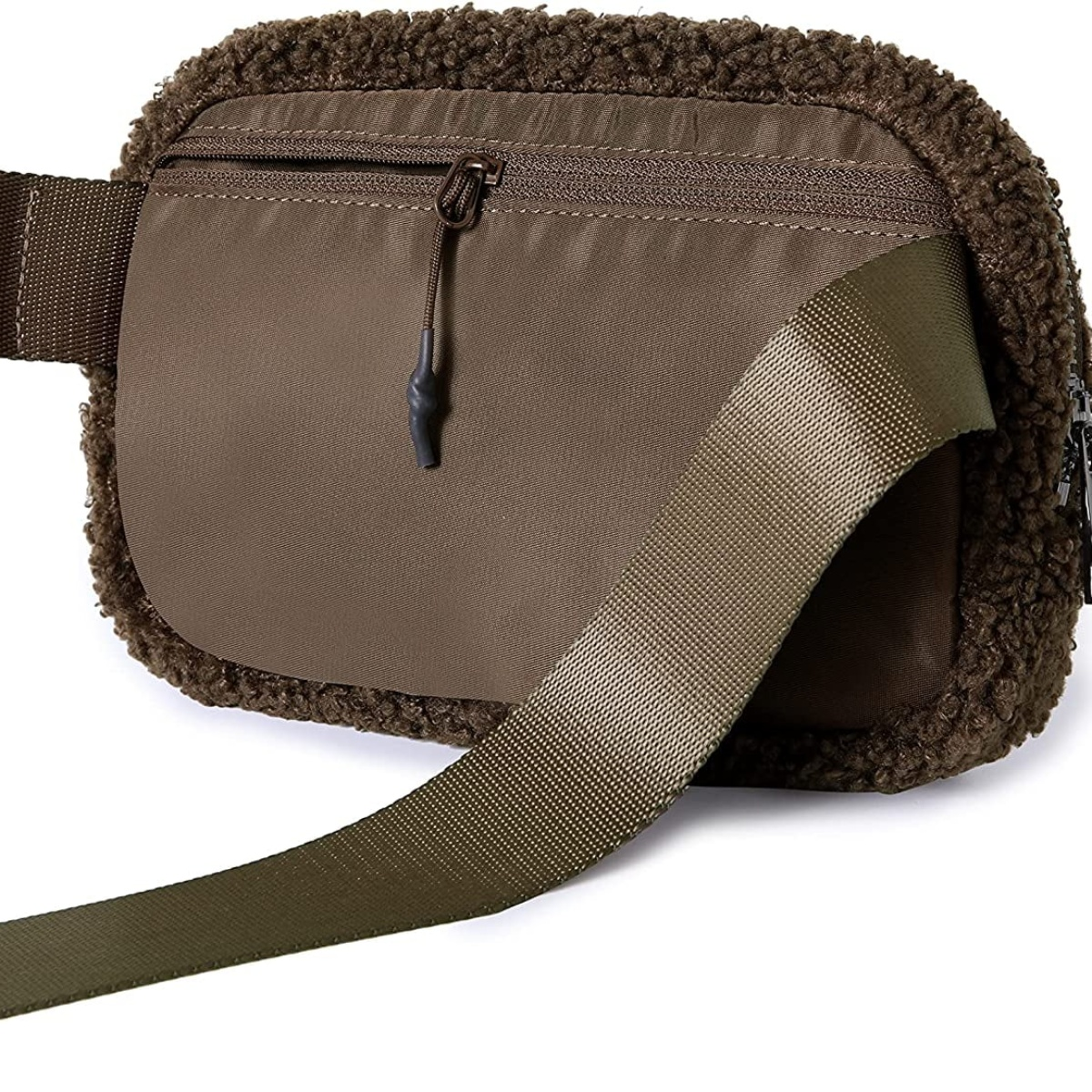 Braune Bauchtasche mit flauschigem Rand und olivgrünem Riemen. Die Tasche hat einen Reißverschluss.