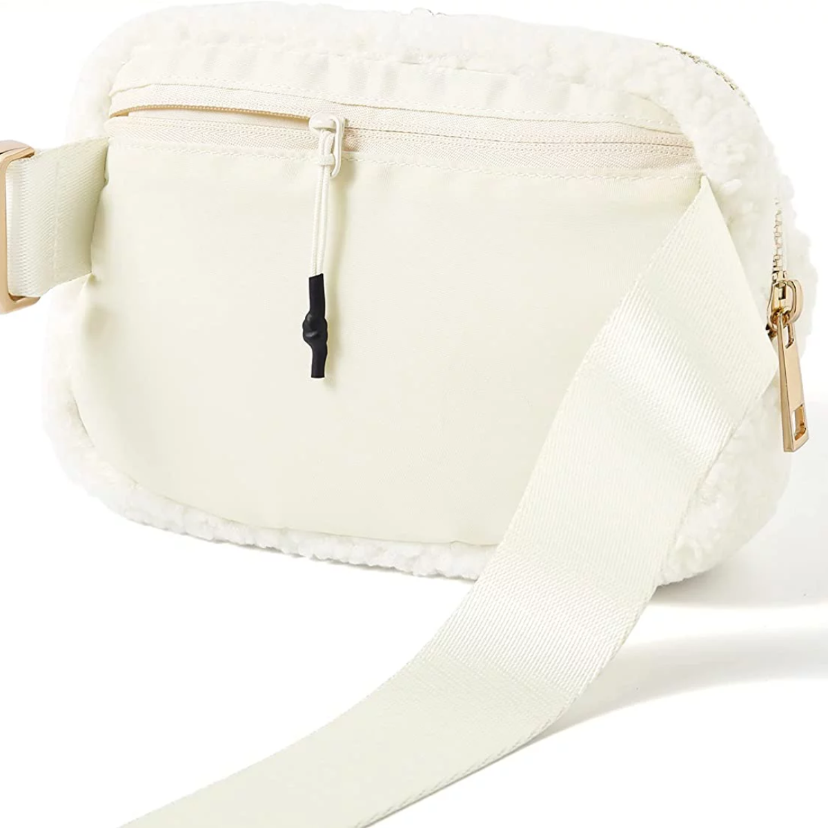 Weiße, flauschige Bauchtasche mit cremefarbener Vorderseite, weißem Riemen und goldenen Reißverschlussdetails.