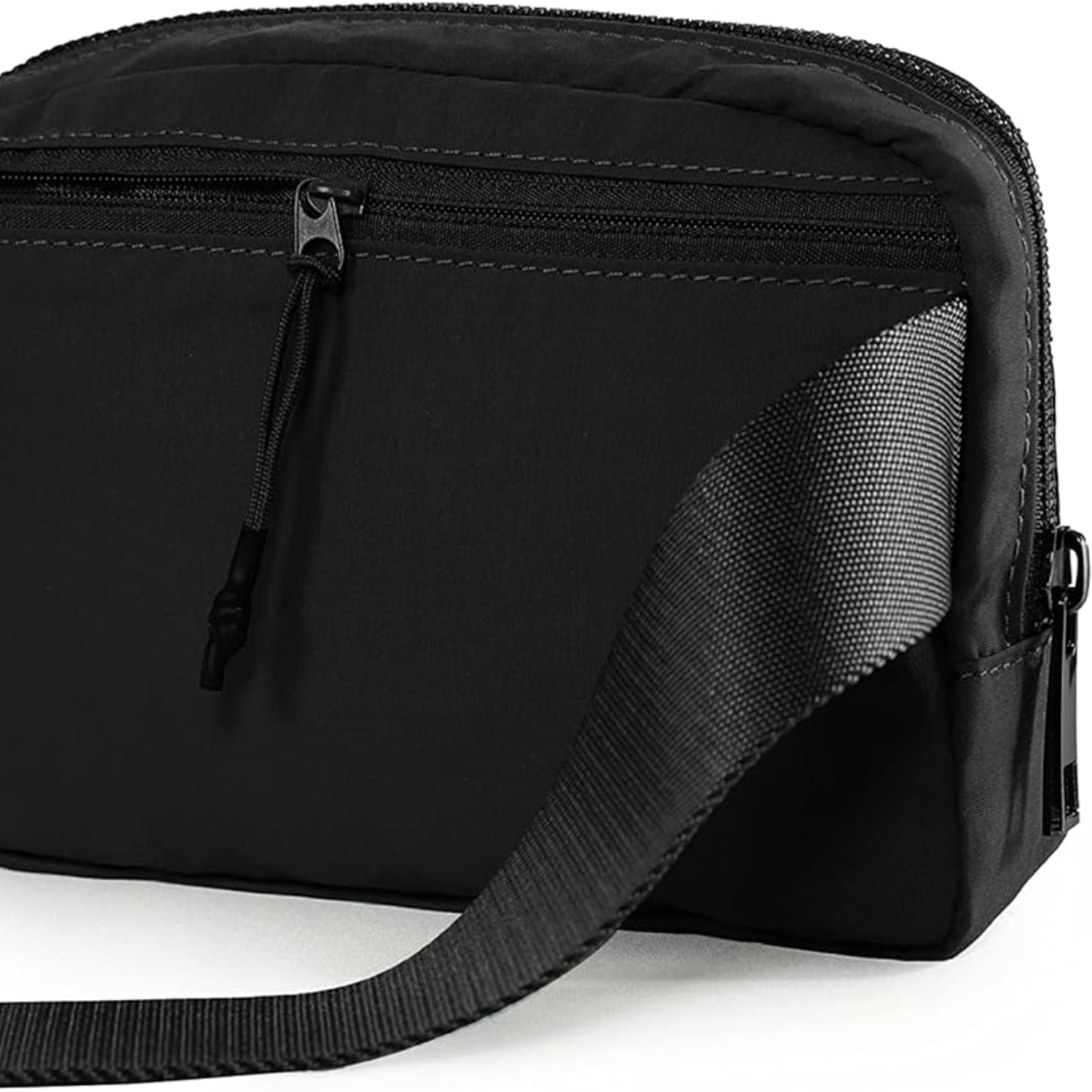 Schwarze Tasche mit Reißverschluss und Riemen. Nahansicht.