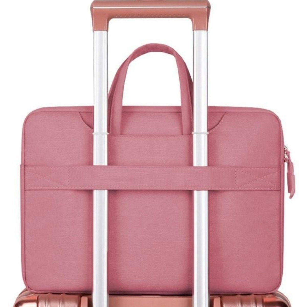 Eine rosa Laptop-Tasche auf einem Koffer mit Griff. Die Tasche ist rosa und hat einen Griff.