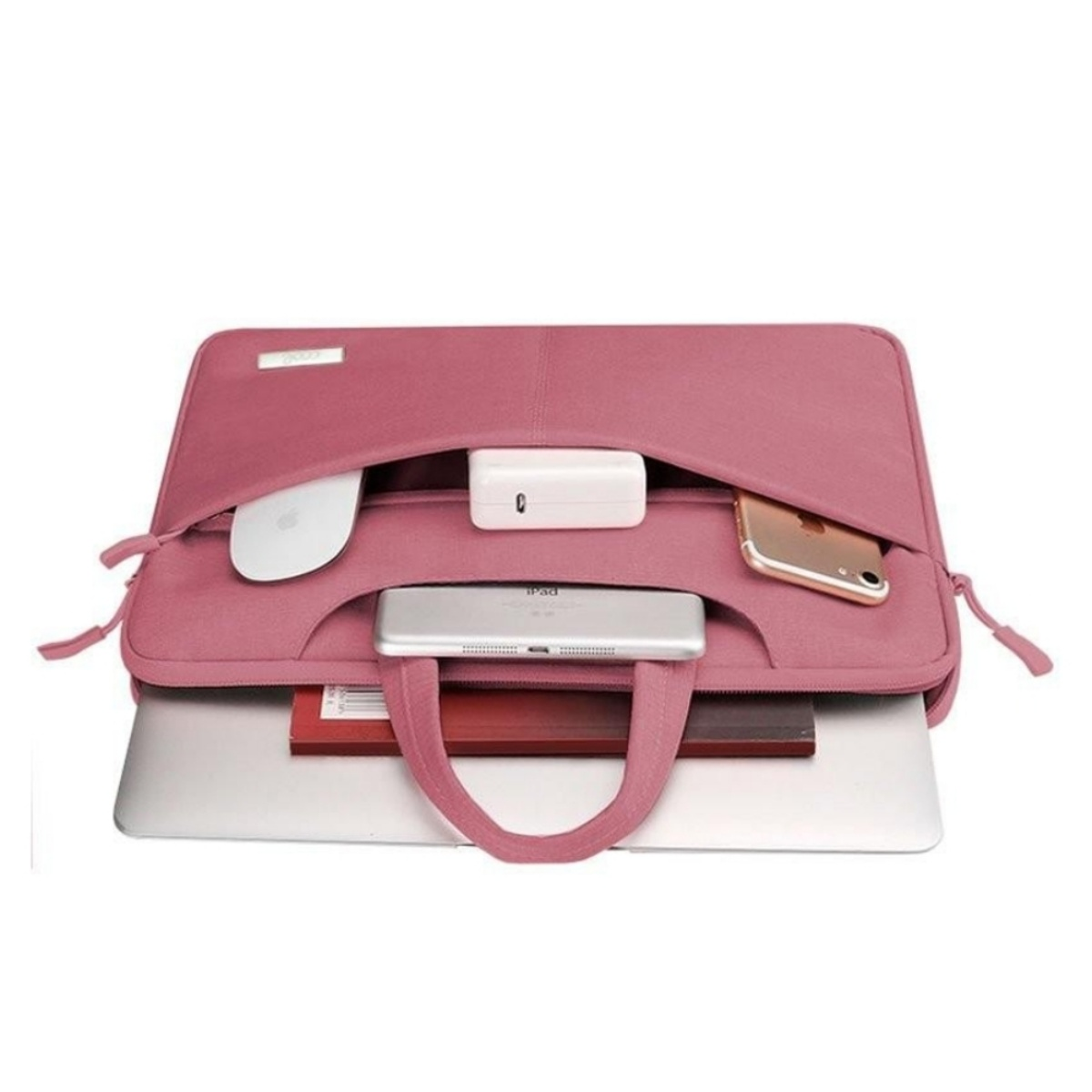 Eine rosa Laptoptasche ist geöffnet und zeigt einen Laptop, eine Maus, ein iPad und ein Ladegerät. Weißer Hintergrund.