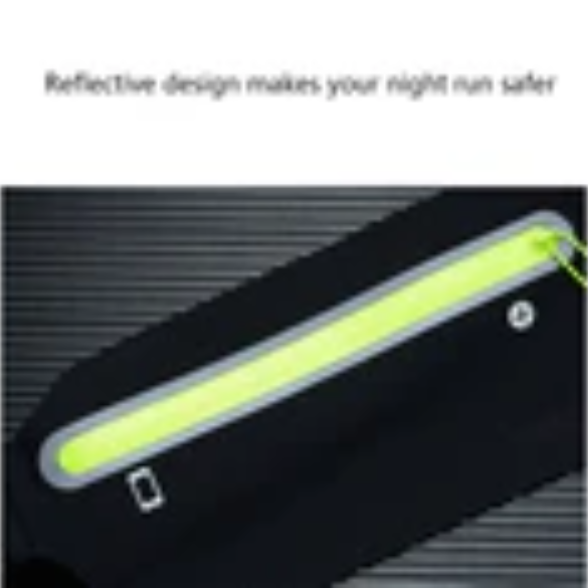 Nahaufnahme eines schwarzen Laufgürtels mit reflektierendem Streifen. Text: 'Reflektierendes Design macht Ihren Nachtlauf sicherer'.