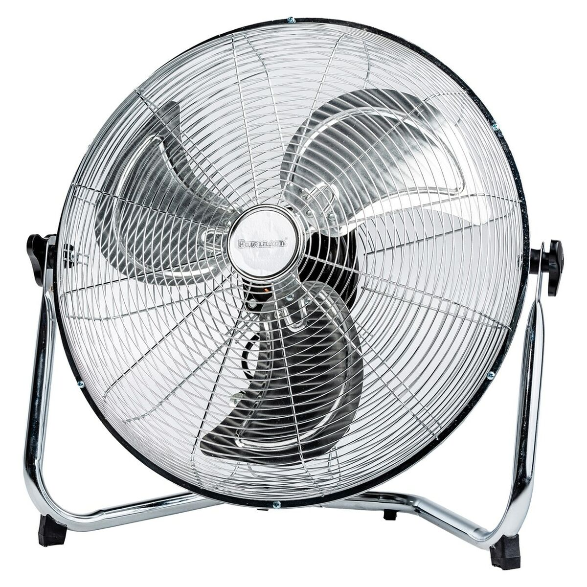 Un ventilatore argentato con tre pale, su un supporto, su sfondo bianco.